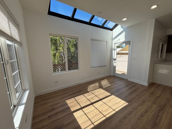 Building Photo - Remodeled 3 Bed 3 Bath Townhome for Rent in Glendale, CA
