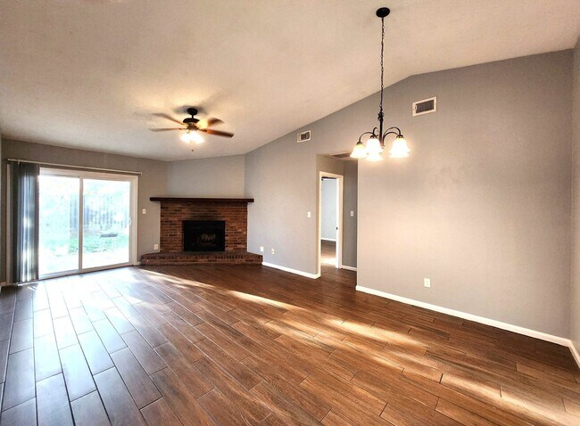 Building Photo - 3 bedroom for rent in NE Tallahassee, wood floors, Privacy Fenced yard, available early March 202...