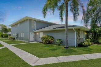 Building Photo - Lovely 2 Bedroom Condo Now Available - Pine Shadows Close to Valencia