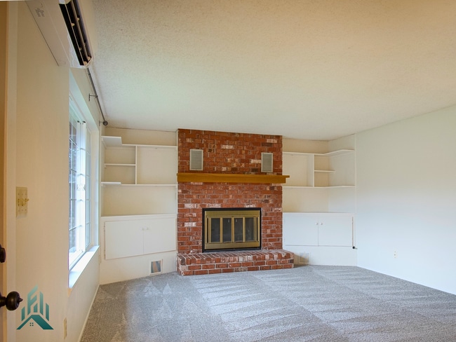 Building Photo - Quiet and comfortable 3 bed/ 1 bathroom house