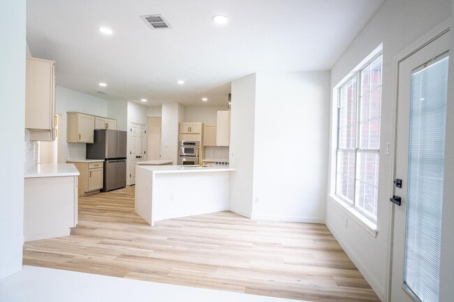 Building Photo - 7625 Shadow Wood Dr