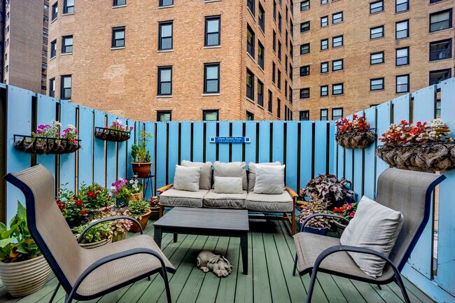 Building Photo - 2109 N Clark St