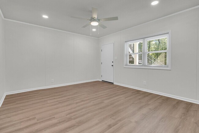 Building Photo - Charming 2BR/1BA Apartment in the Heart of Summerville