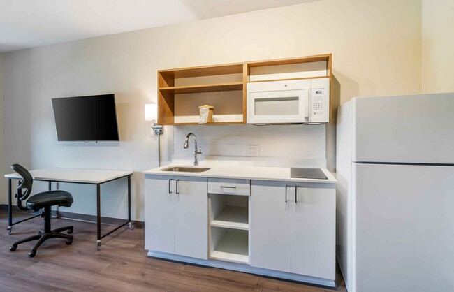 Building Photo - Furnished Studio-Fort Myers - Airport