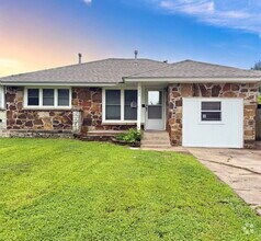Building Photo - Charming 4-Bedroom Home with Spacious Layo...