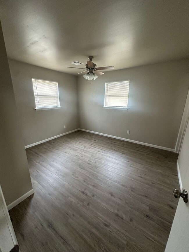 Building Photo - 1003 7th Ave NW