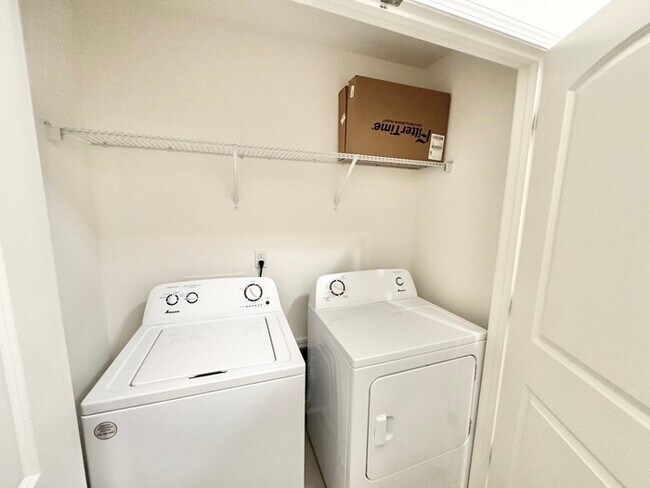 Building Photo - Two bedroom 2 1/2 bath Minutes from downtown Mooresville - Move In Special