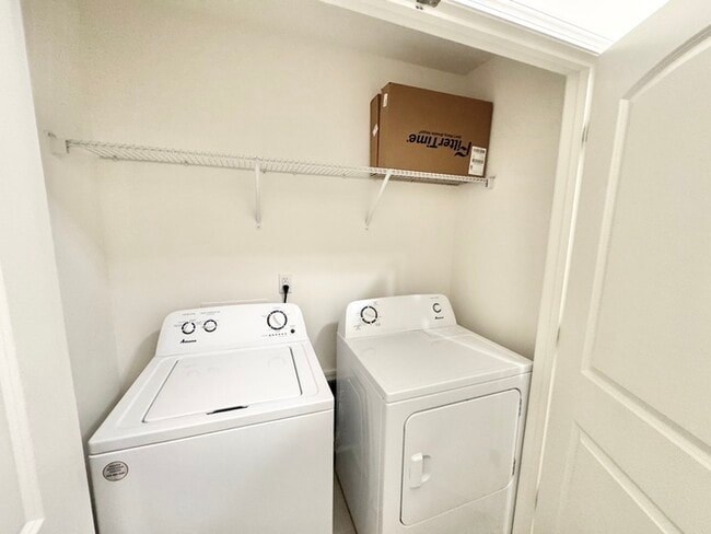 Building Photo - Two bedroom 2 1/2 bath Minutes from downtown Mooresville