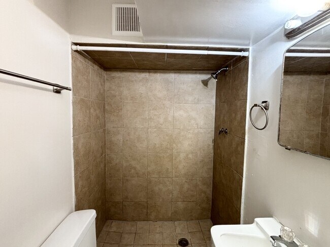 Building Photo - 416 Cornell Dr