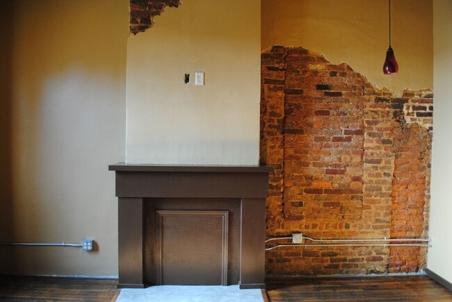 Building Photo - Beautiful 1BR Contemporary Downtown Loft