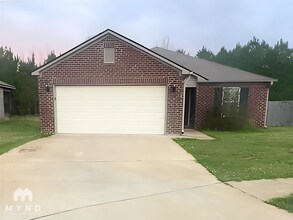 Building Photo - 764 The Heights Ln