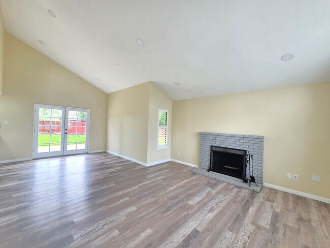 Building Photo - Pool Home – 3 Bed | 3 Bath | 1,625 Sq Ft