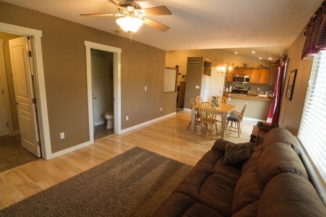 Building Photo - Perfect 4 bed 2.5 ba home in the desirable...