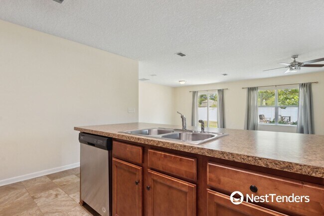 Building Photo - Four Bedroom Just Off Amelia Concourse!