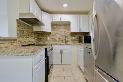 Building Photo - Modern Remodeled 2BR Duplex with Garage in Prime Shoreline Location