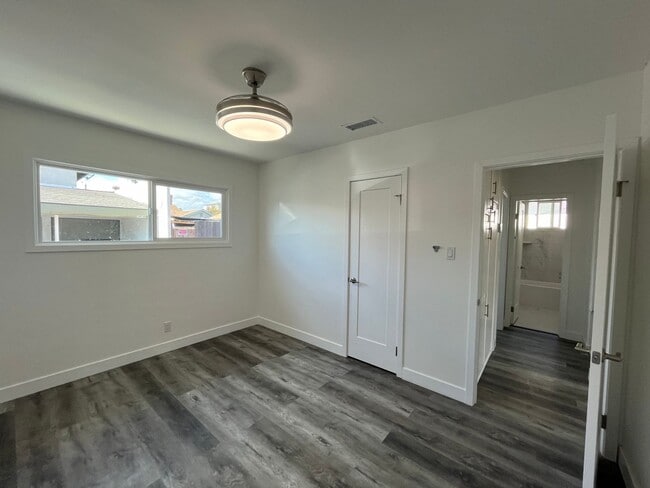 Building Photo - Cozy 2 bedrooms house + 1 bath.  Newly upg...