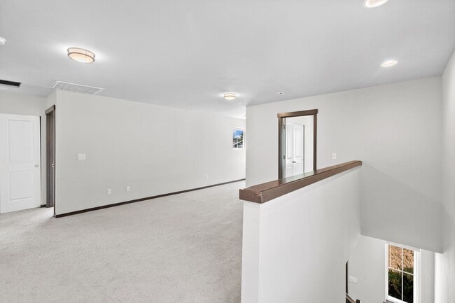 Building Photo - Newer 5 Bedroom Home off Loxie Eagans! Min...