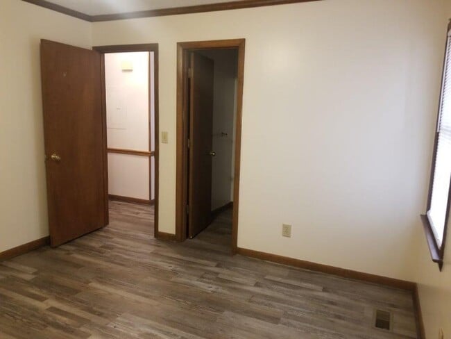 Building Photo - 117-B E John St