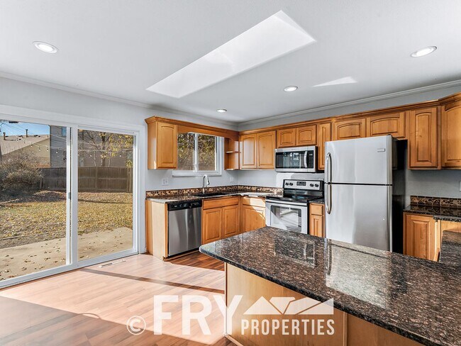 Building Photo - Updated Duplex on Large Lot in Great Location