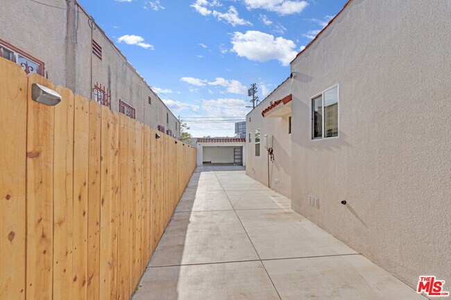 Building Photo - 9115 S Hobart Blvd