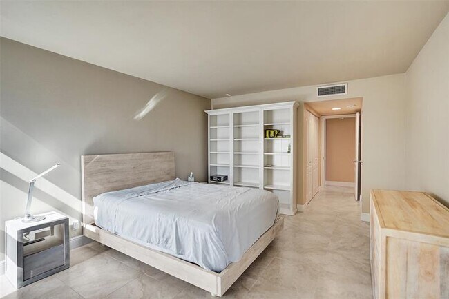 Building Photo - 5510 N Ocean Dr