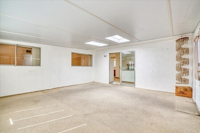 Building Photo - 5 Bedroom 3-bathroom Large single level home!