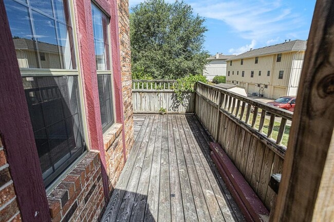 Building Photo - 318 NE Timbercreek Ct
