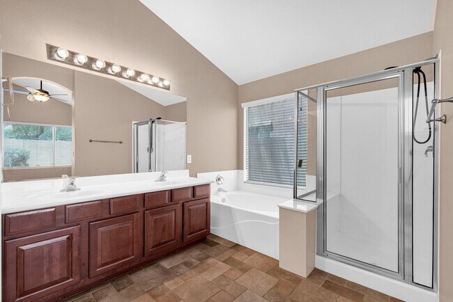 Building Photo - Lovely 3 bed / 2.5 bath Home in the Power ...