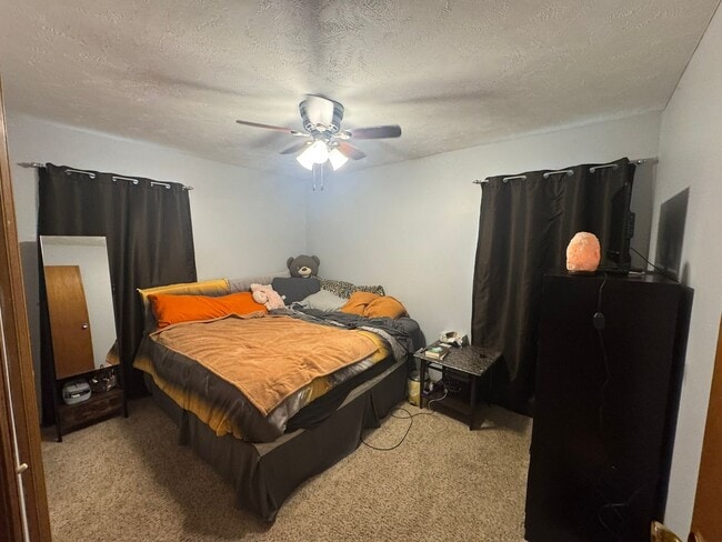 Building Photo - 3 +1 Bed, 1 Bath with attached garage