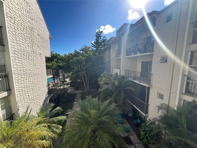 Building Photo - 6900 N Kendall Dr