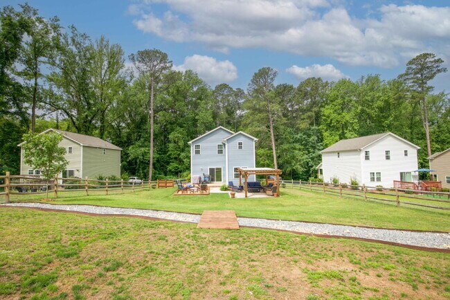 Building Photo - Charming 3-bedroom, 2.5-bath home nestled in the heart of Carthage