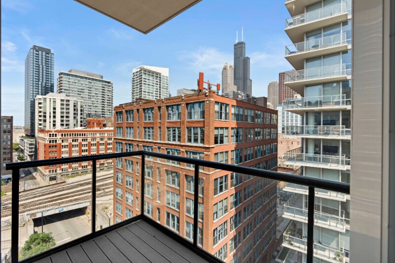 Building Photo - 877 S Clark St