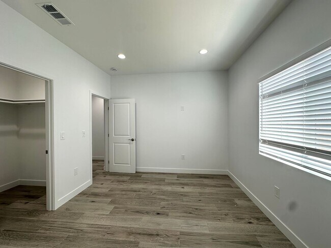 Building Photo - Willow Cir