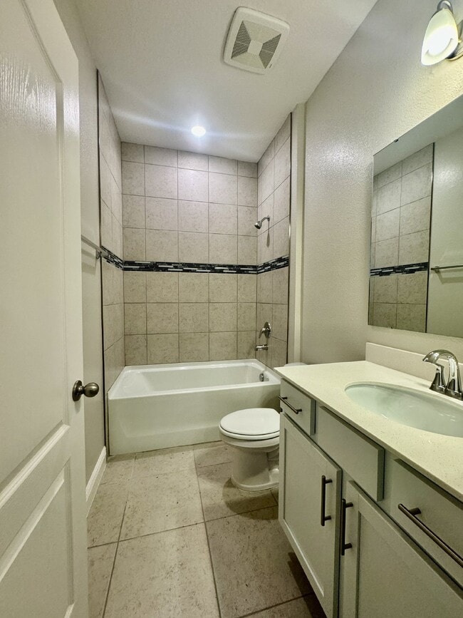 Building Photo - Spacious 4-Bedroom Home in Bradenton, FL