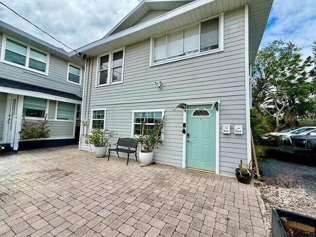 Building Photo - 2575 S Himes Ave