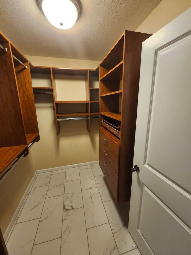Building Photo - 552 Brooke Hampton Dr