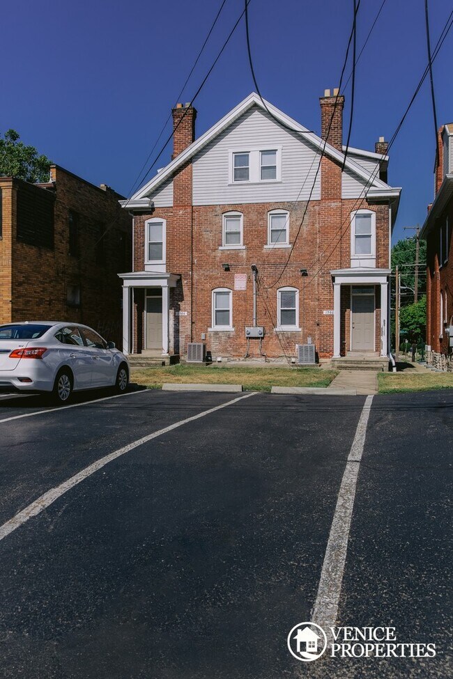 Building Photo - 1986 Summit St