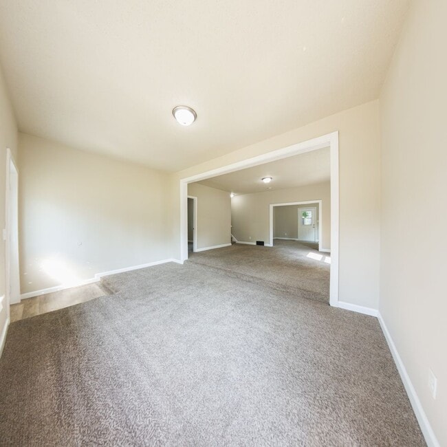 Building Photo - Updated 3 Bedroom 1,800 SQFT Home for Rent