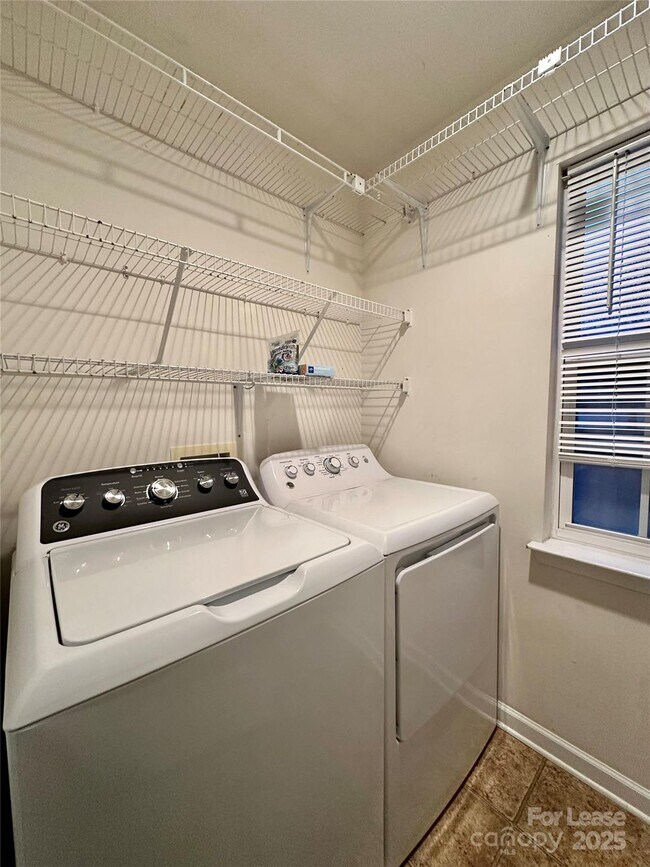 Building Photo - 1913 Thorn Crest Dr