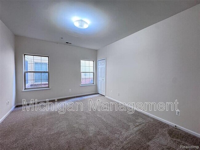 Building Photo - 488 Village Dr