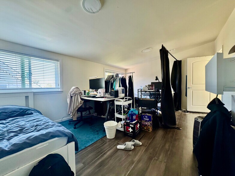 Building Photo - 2211 Haste St