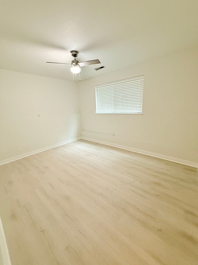 Building Photo - **** Application pending ****