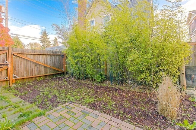 Building Photo - Charming 3-Story townhome located near Hig...