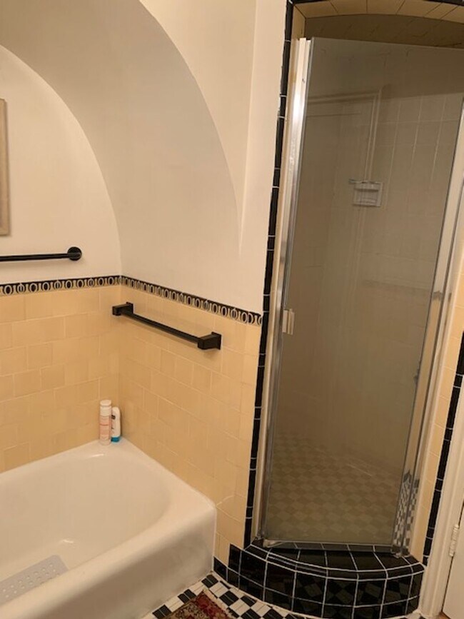 Building Photo - Pacific Heights: Unfurnished 4th Floor Apt w/ Optional Garage Parking & Shared Roof Deck Availabl...