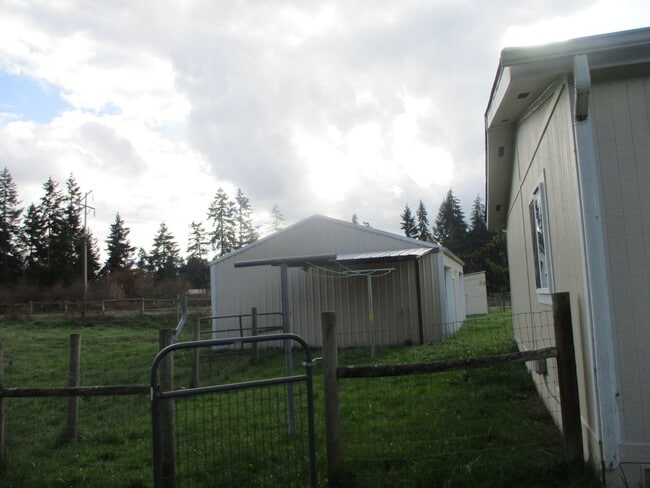 Building Photo - 4.65 Acre Farm/Horse Property for Rent!