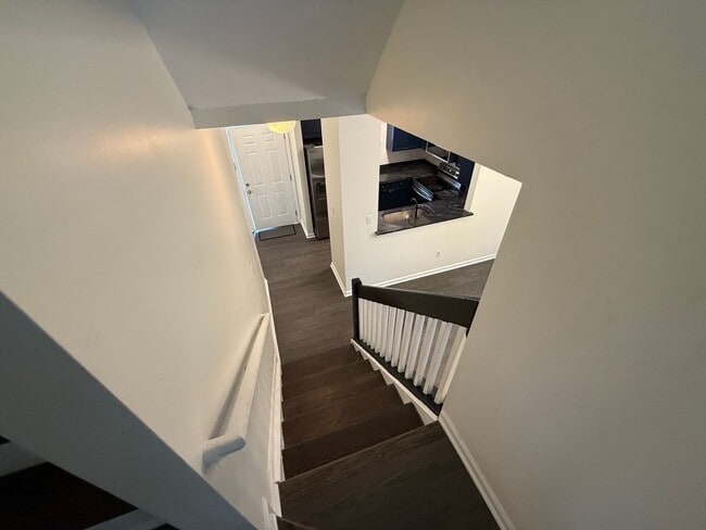 Building Photo - Beautiful End-unit townhome in university with Primary bedroom on 1st floor