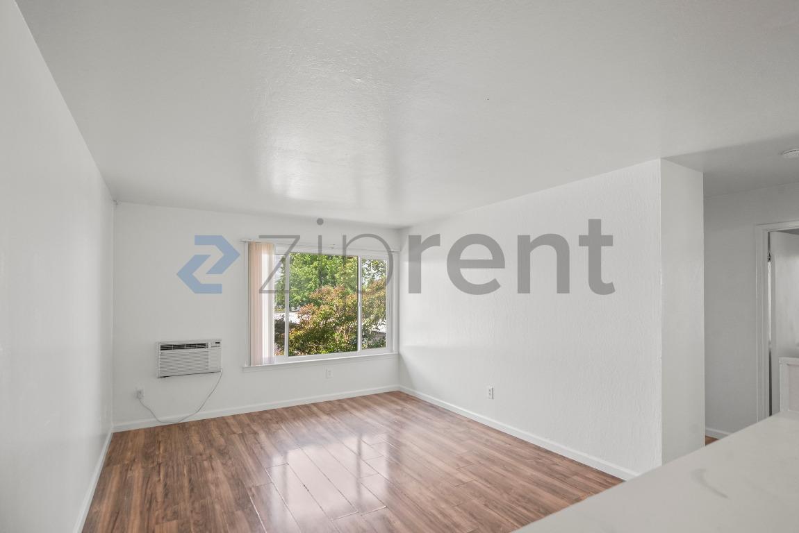 Building Photo - Unit 202
