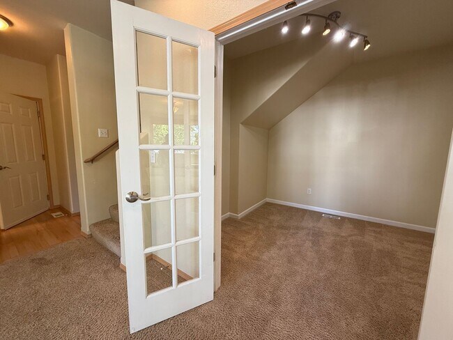 Building Photo - 3 Bedroom 2.5 Bath DuPont Townhome