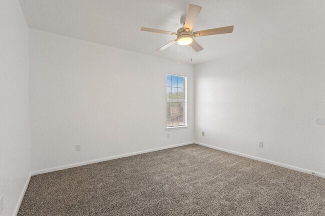 Building Photo - Close to Fort Hood! Town Home featuring 2 Bedrooms, 1.5 Baths, and 1 Car Garage