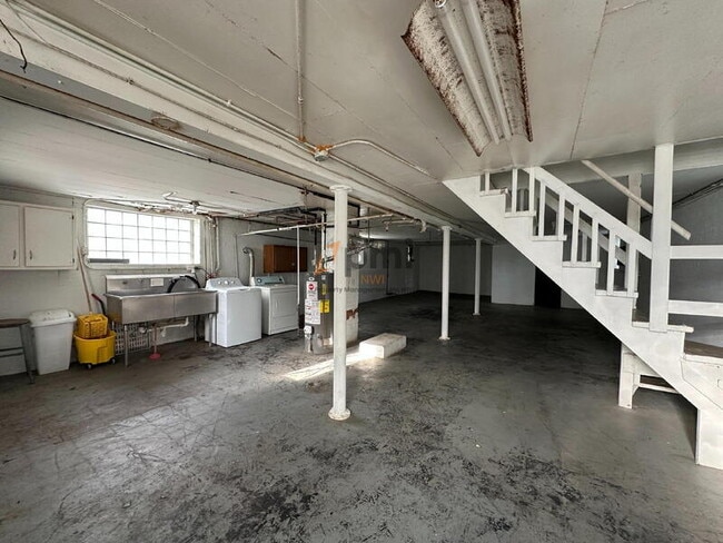 Building Photo - 2123 Davis Ave